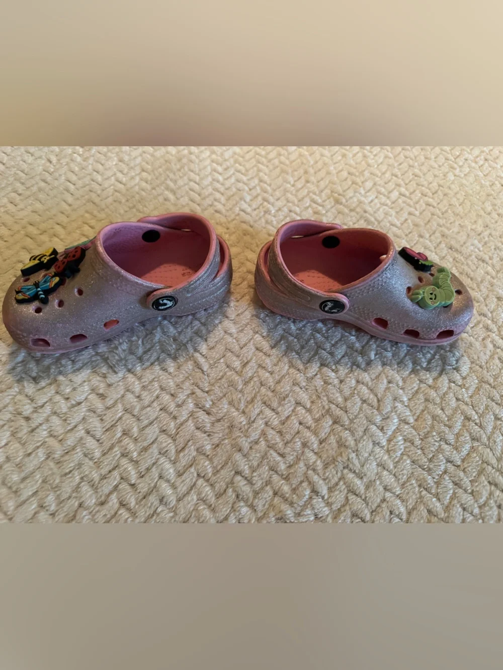 CROCS Kids‎ Sparkle Pink Clog Shoes with Bug Charms Size 7